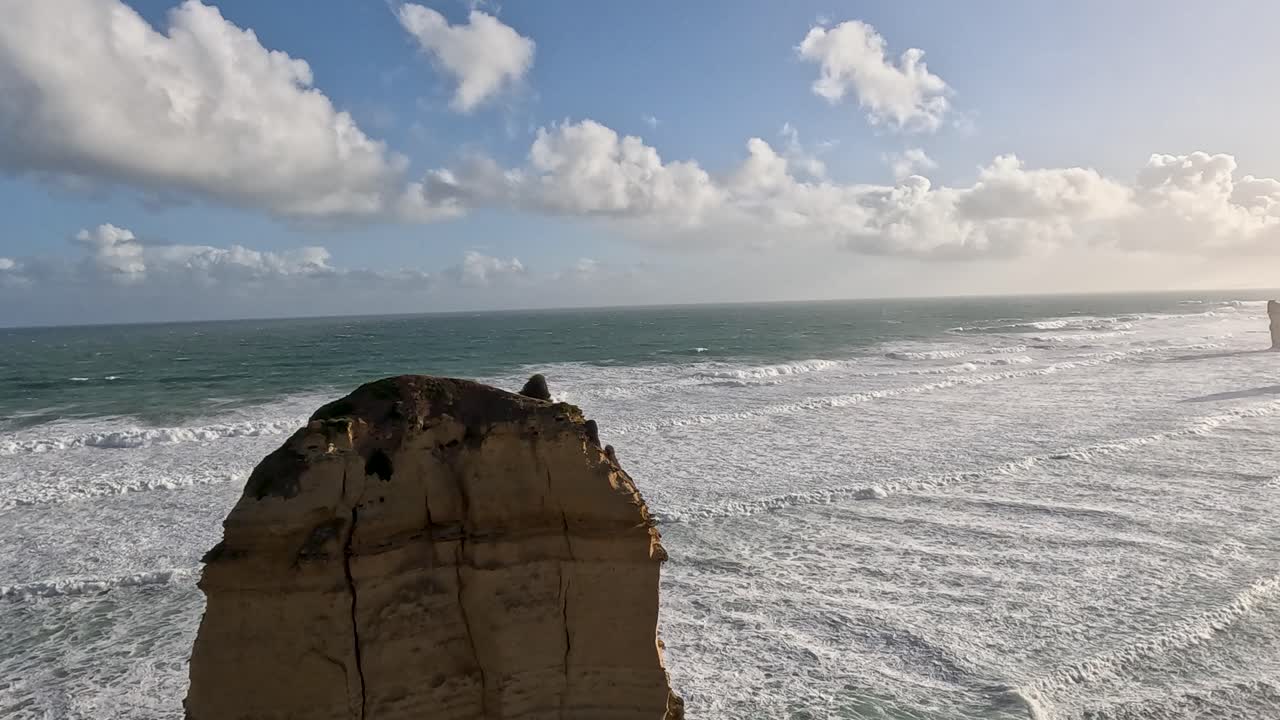 las olas del océano chocan contra las icónicas pilas de piedra caliza.