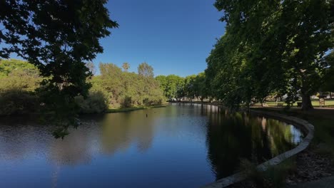 4k hyde park perth blue lake curved bank green tree inner-city oasis sky view
