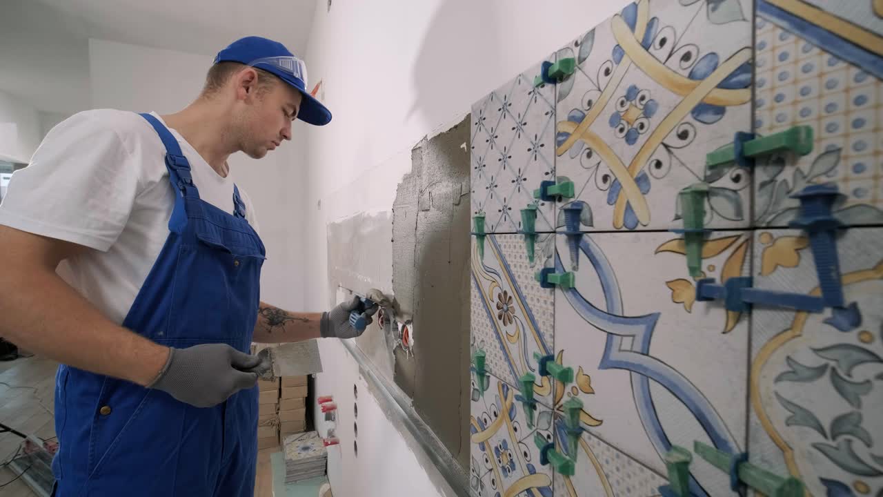 instalación de azulejos de cerámica para el suelo - medición y corte de las piezas. construcción, renovación, reparación de apartamentos. cortes de baldosas. corte de baldosas