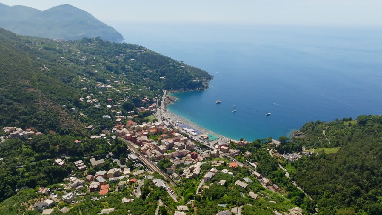 Drone ruota verso il paese di Bonassola, giornata estiva e soleggiata in Liguria, Italia