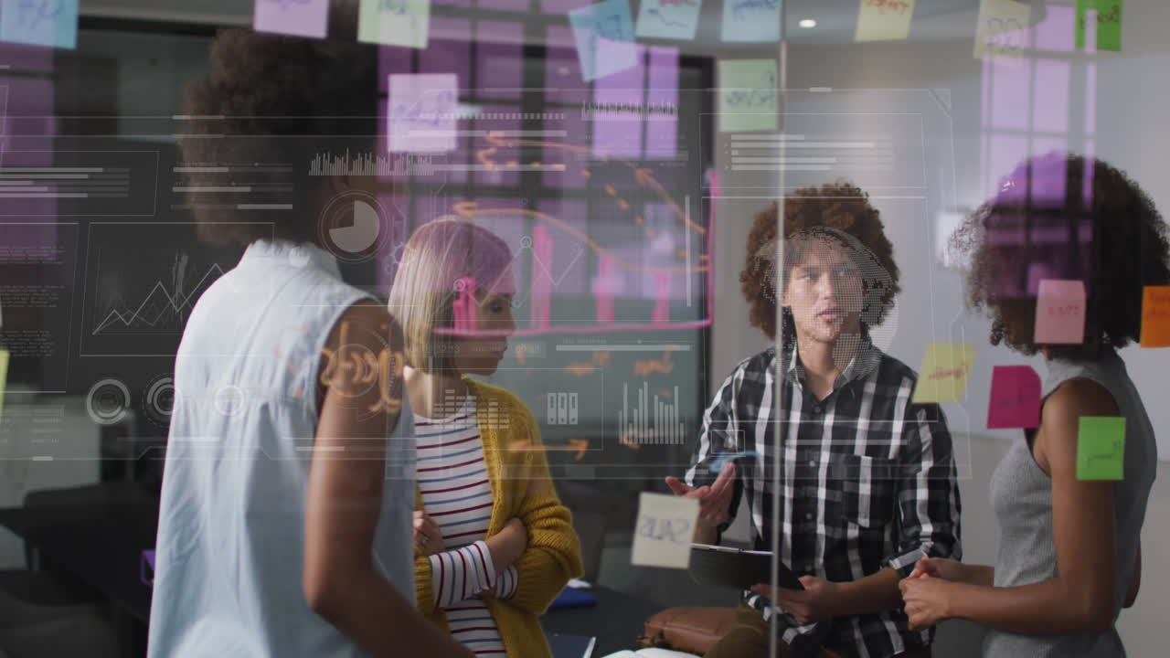 animación de globos, gráficos y barras de carga sobre diversas estrategias de planificación de compañeros de trabajo en la oficina