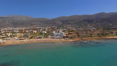 la ciudad turística de stalis con resorts de playa durante el verano