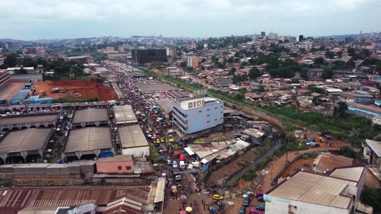 Veduta aerea che si allontana dal mercato di Mfoundi a Yaoundé, Camerun - ripresa con drone in allontanamento.
