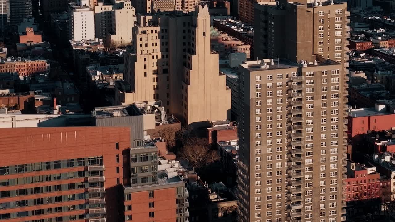 Vista di un quartiere trafficato di New York con edifici e strade