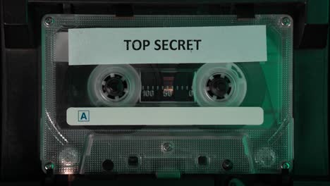 kassette mit topgeheimlicher audioaufnahme, nahaufnahme