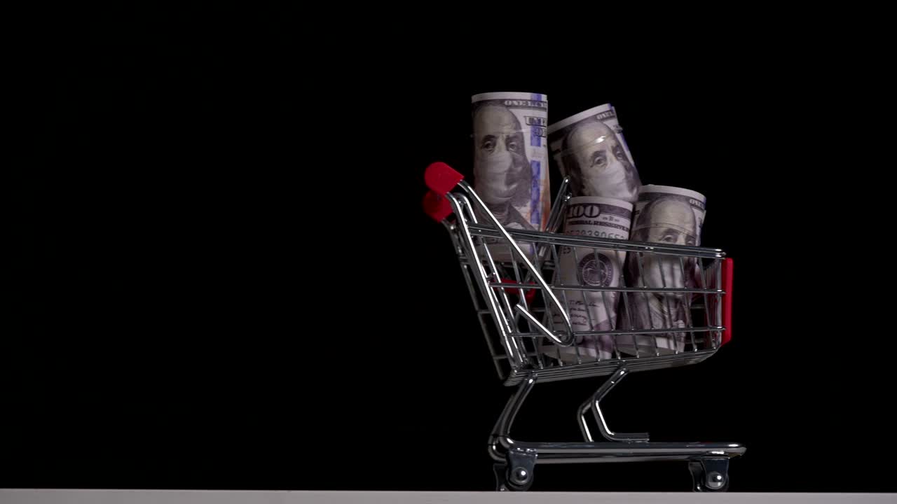 100 en una máscara médica. la crisis en la economía global durante la pandemia de covid-19. imágenes de alta calidad en 4k