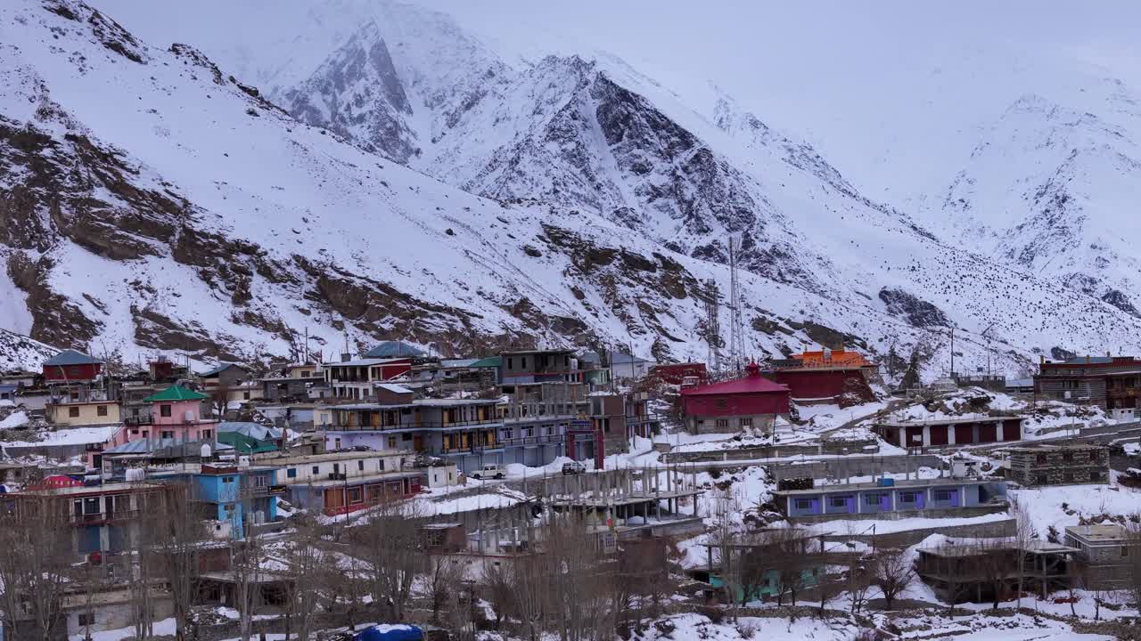 눈 덮인 산 마을