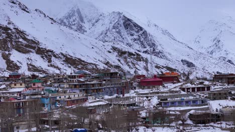 pueblo de montaña nevado