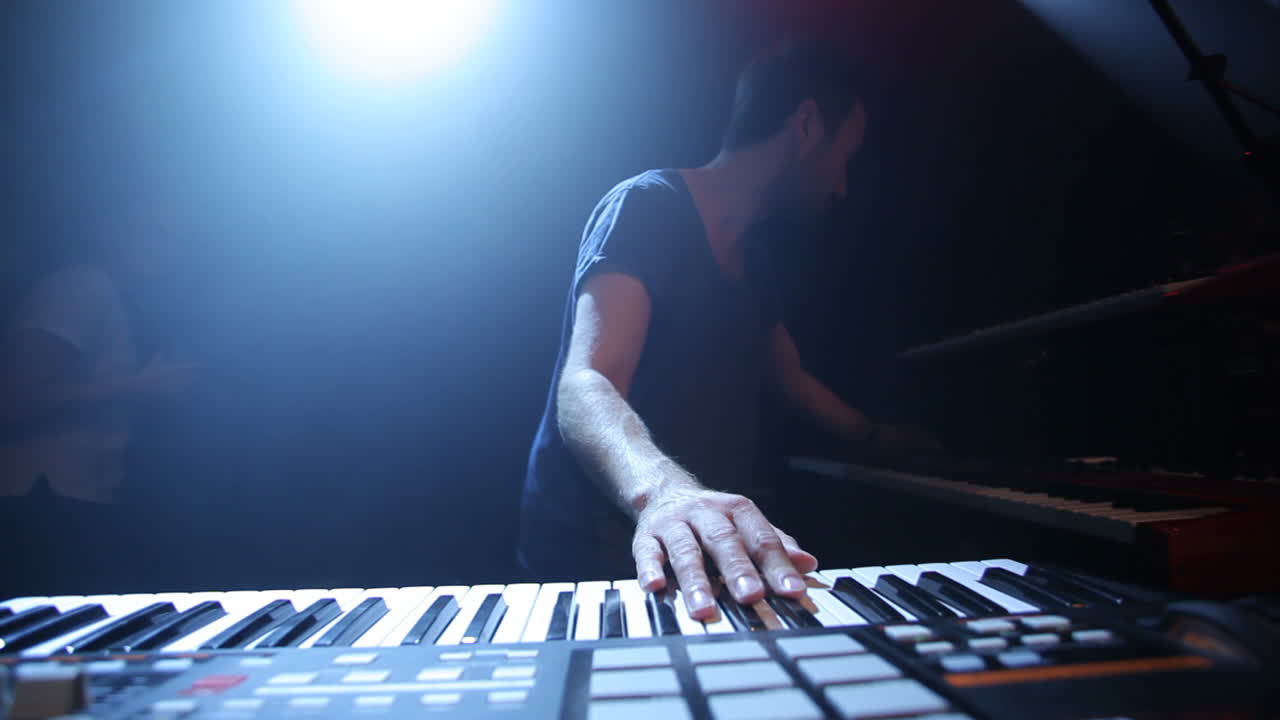 él trae todo el ruido