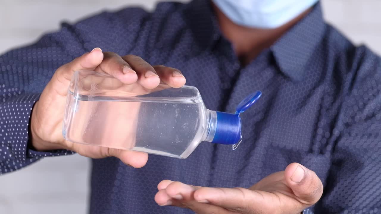 손 소독제를 적용하는 사람