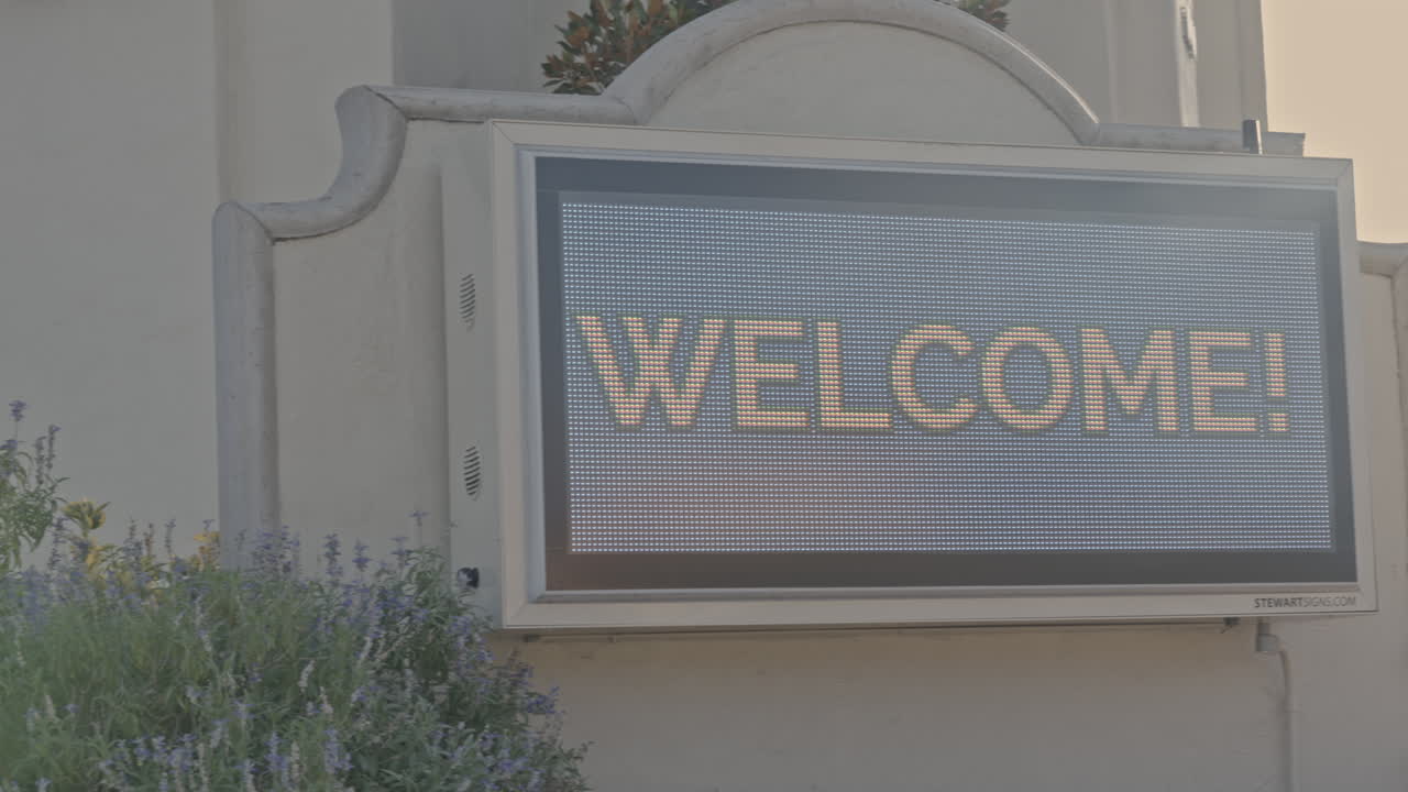 letrero electrónico en el exterior de una iglesia que invita a celebrar la misa dominical
