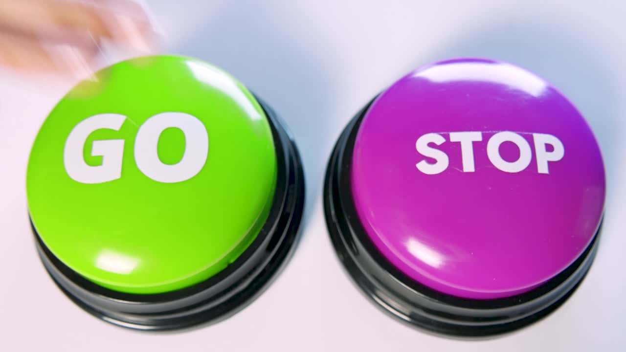 가기와 멈추기 버튼 중 하나를 선택합니다. 여자는 결정할 수 없고, 의심스럽습니다. 재미있는 게임을 하고 있습니다. 켜거나 끄십시오. 행동이나 프로세스를 잠시 멈추거나 시작하십시오. 시작하려는 동기 부여, 첫 번째 움직임을하십시오.