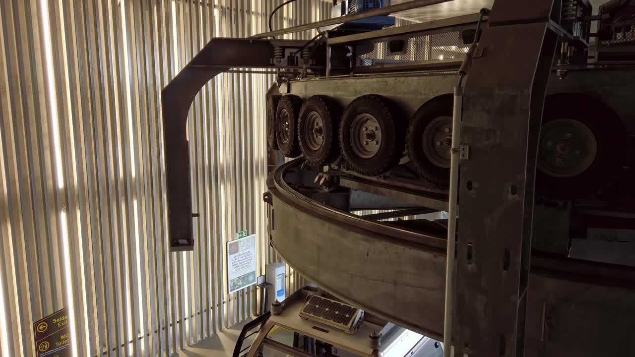 바 ⁇ , 케이블 및 기어를 사용하여 케이블 카 메커니즘 회전