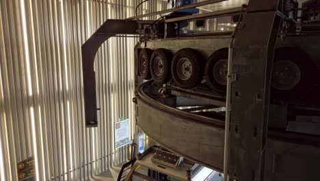 Using wheels, cables and gears cable car mechanism turns