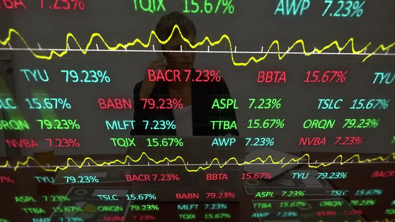 animación del procesamiento de datos financieros sobre una mujer de negocios que usa un teléfono inteligente en la oficina
