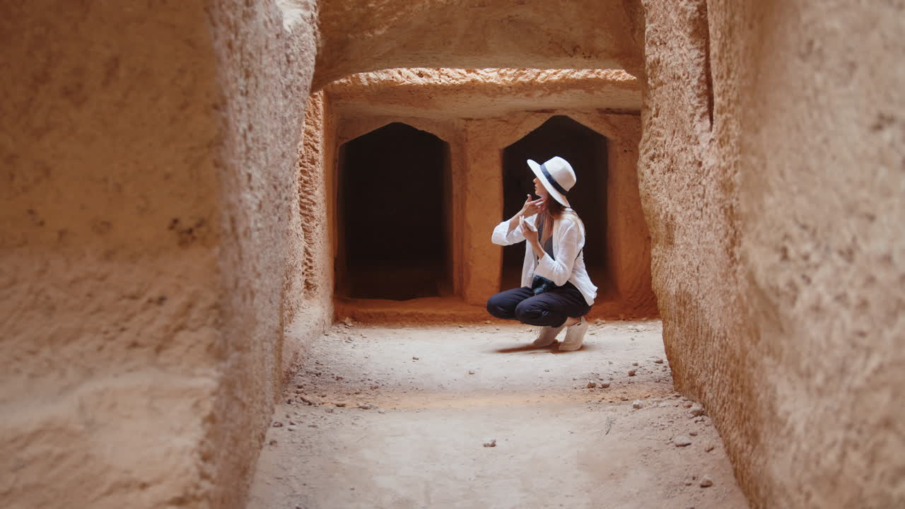 mujer explorando un antiguo sistema de túneles subterráneos