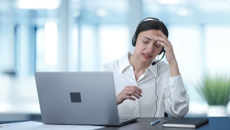 Customer-shouting-on-call-center-girl