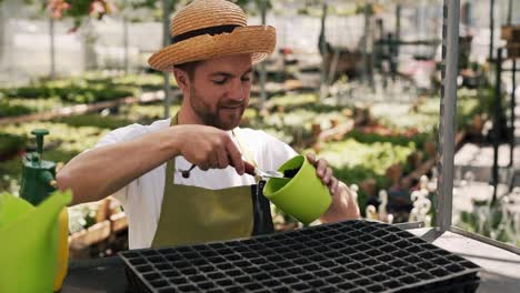 Un-Joven-Jardinero-Extiende-El-Suelo-Para-Cultivar-Plántulas-A-Partir-De-Semillas