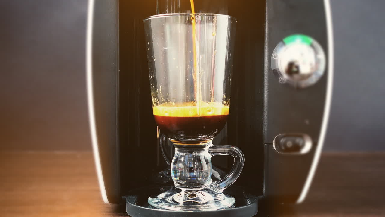 Preparo de café na cafeteira. Cafeteira.