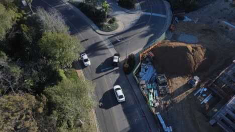 vista aérea de la policía escolar conduciendo por la calle