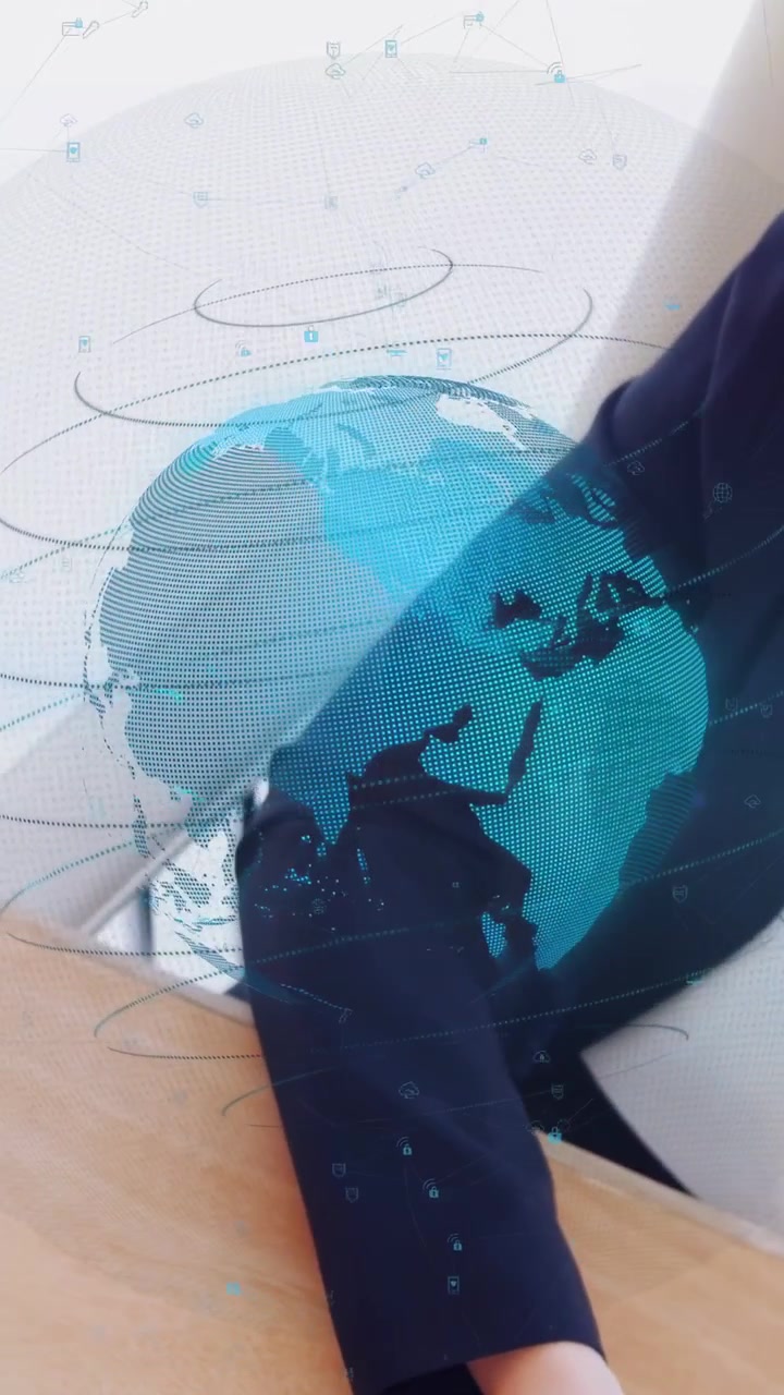 Video vertical: Mujer tocando una tableta, activando un holograma de globo terráqueo sobre su antebrazo, mostrando regiones para tecnología.