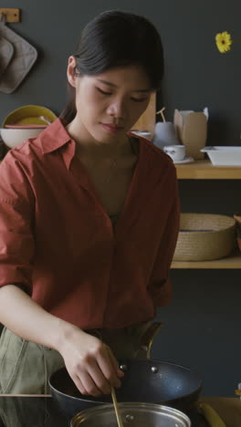 mujer cocinando en una cocina moderna