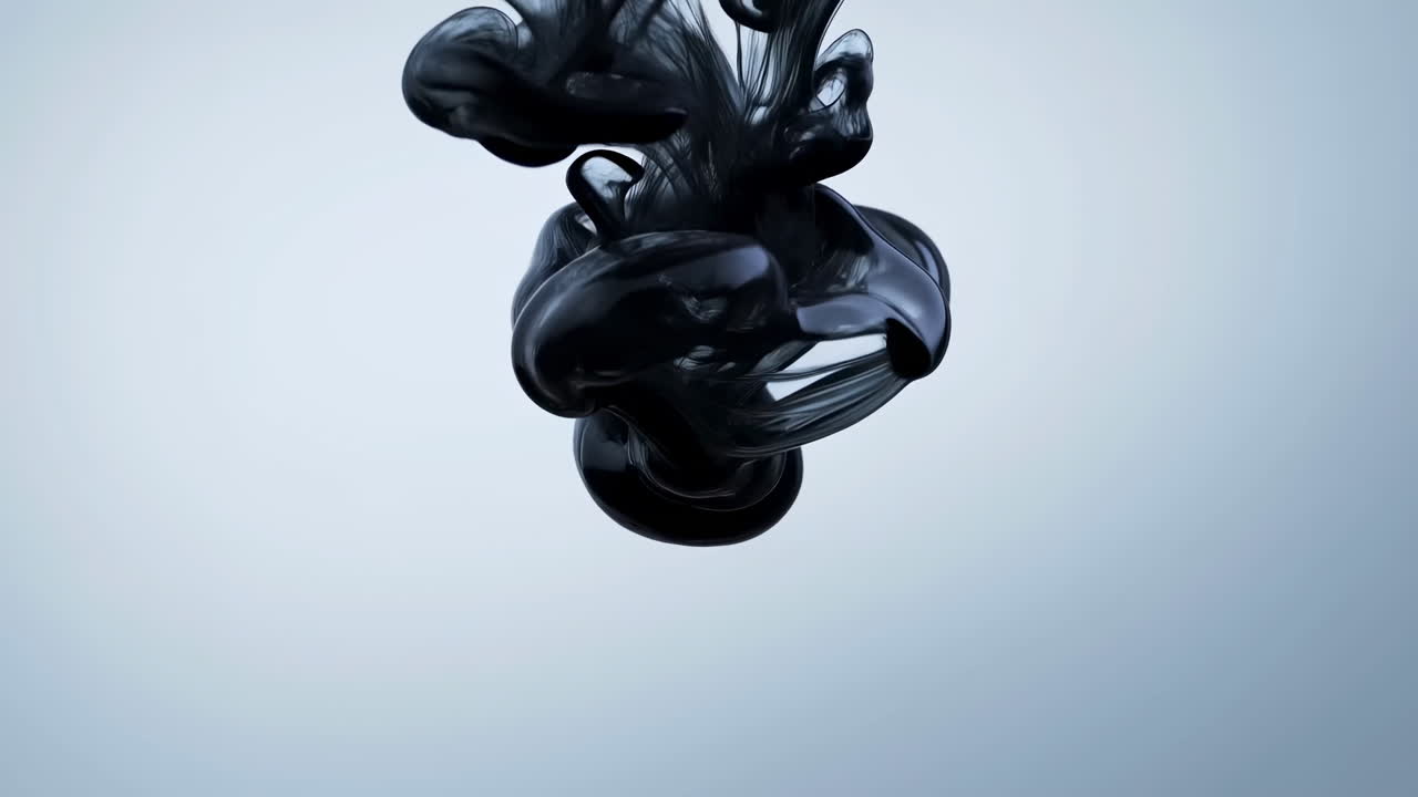 Sort blækdråbe synker ned i klart vand, danner røgfyldte slyngtråde og organiske plumer, slowmotion studio