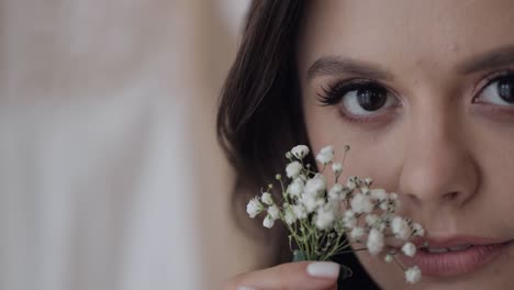 una mujer hermosa con flores.