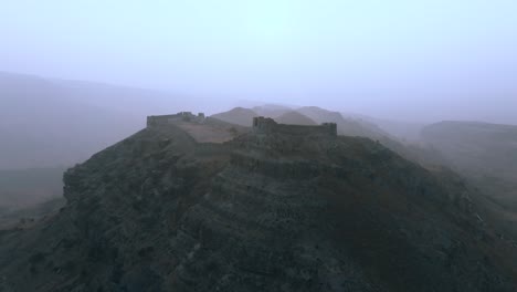 Toma-De-Drone-Del-Fuerte-Ranikot-De-Sindh-Durante-Un-Día-Brumoso-En-Pakistán