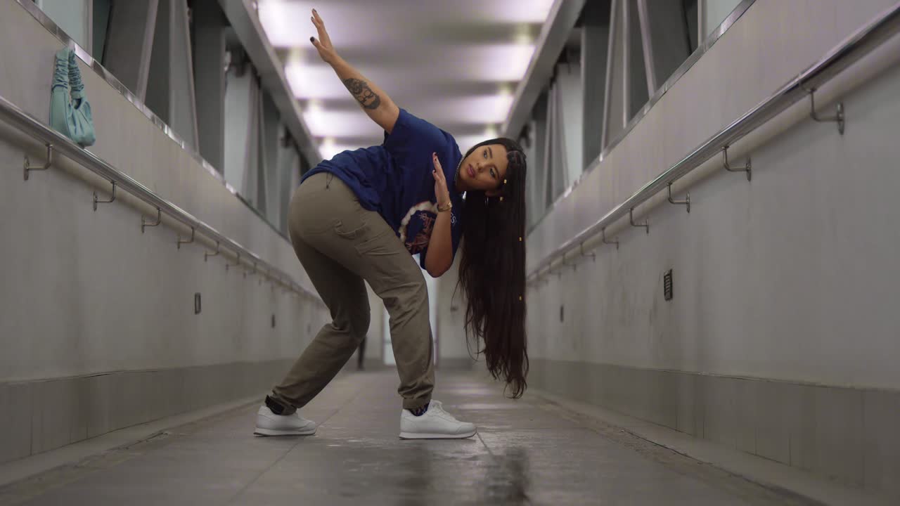 una joven latina con ropa de estilo callejero se pasea por un pintoresco paseo peatonal en port of spain, trinidad