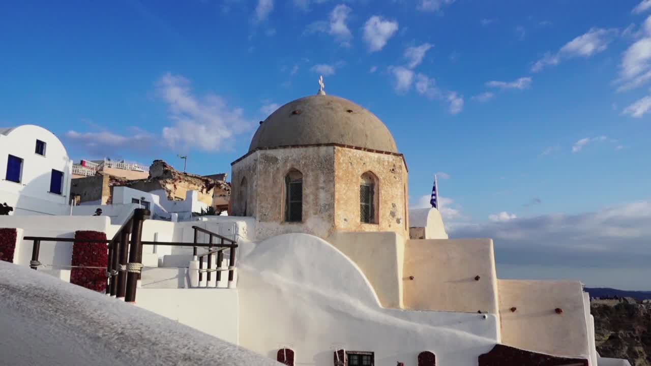 plano medio de una iglesia griega con el cielo azul de fondo, santorini, grecia.
