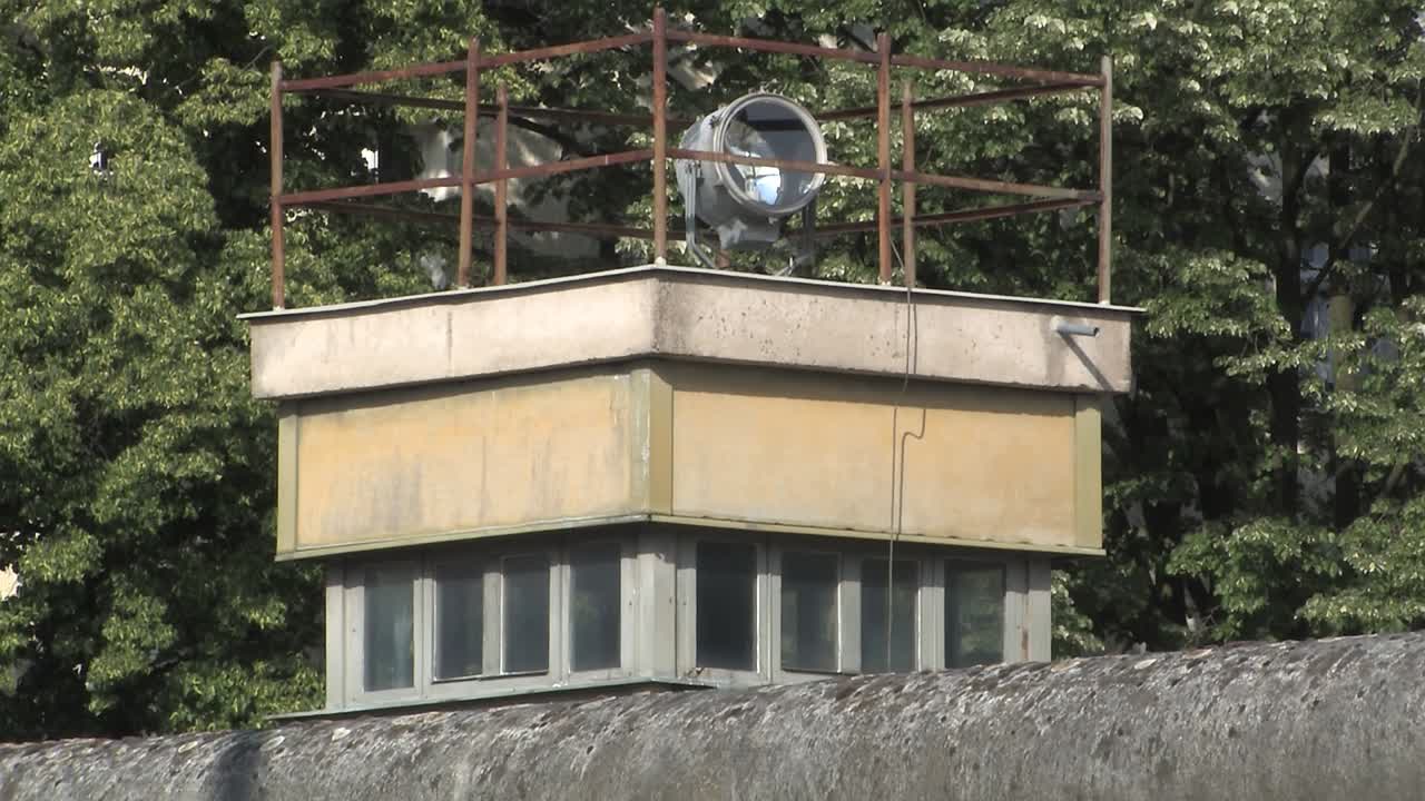 Inquadratura media della torre di guardia del Memoriale del Muro di Berlino in Bernauer Straße a Berlino, Germania.
