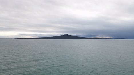 慢慢的空中接近, 顯示美麗的rangitoto島