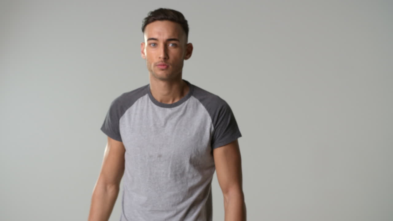 joven camina hacia la cámara, en el enfoque, la cintura hacia arriba