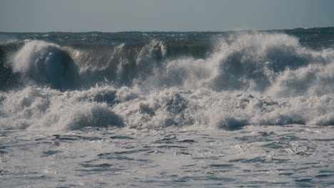 Große-Wellen-In-Zeitlupe,-Die-In-Half-Moon-Bay,-Kalifornien,-Zusammenbrechen