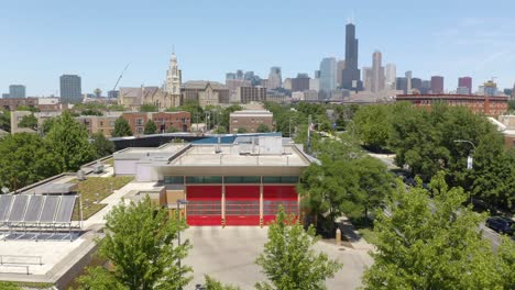 Establecimiento-De-Una-Toma-Del-Departamento-De-Bomberos-De-Chicago-Con-El-Horizonte-De-La-Ciudad-En-Segundo-Plano