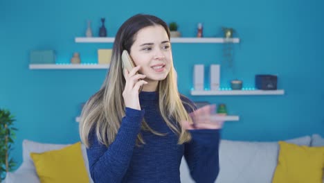 la joven que discute por teléfono está enojada y frustrada.