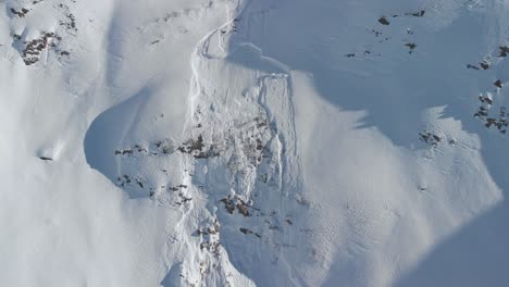 在奧地利的晴天,冬天,從滑雪場遠離的空中景色 - - 逆向,無人機拍攝