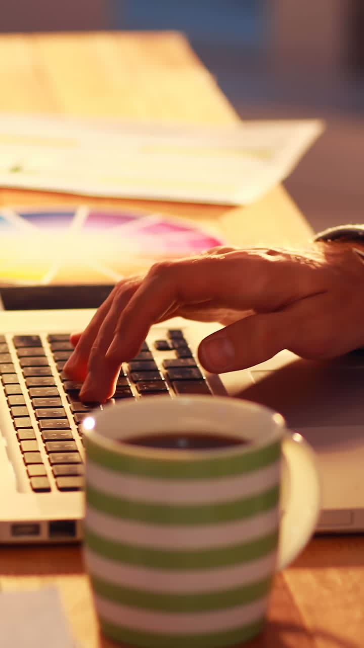 Dirigente d'azienda che fa acquisti online al portatile