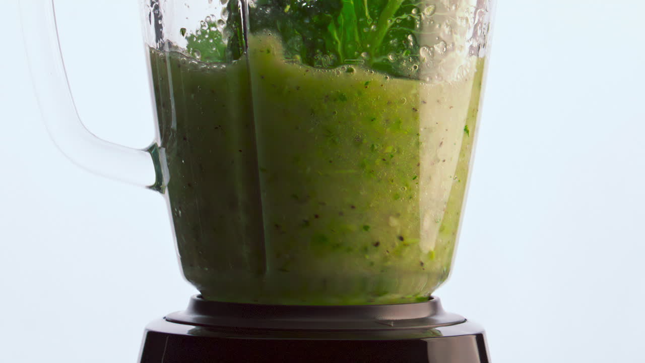 야채 테일 블렌더 조리 - 유기농 야채를 혼합하는 과정