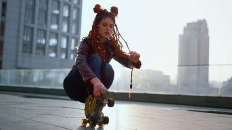 Patinador-Haciendo-Truco-En-El-Techo.-Piernas-De-Mujer-Montando-Patines-Afuera.