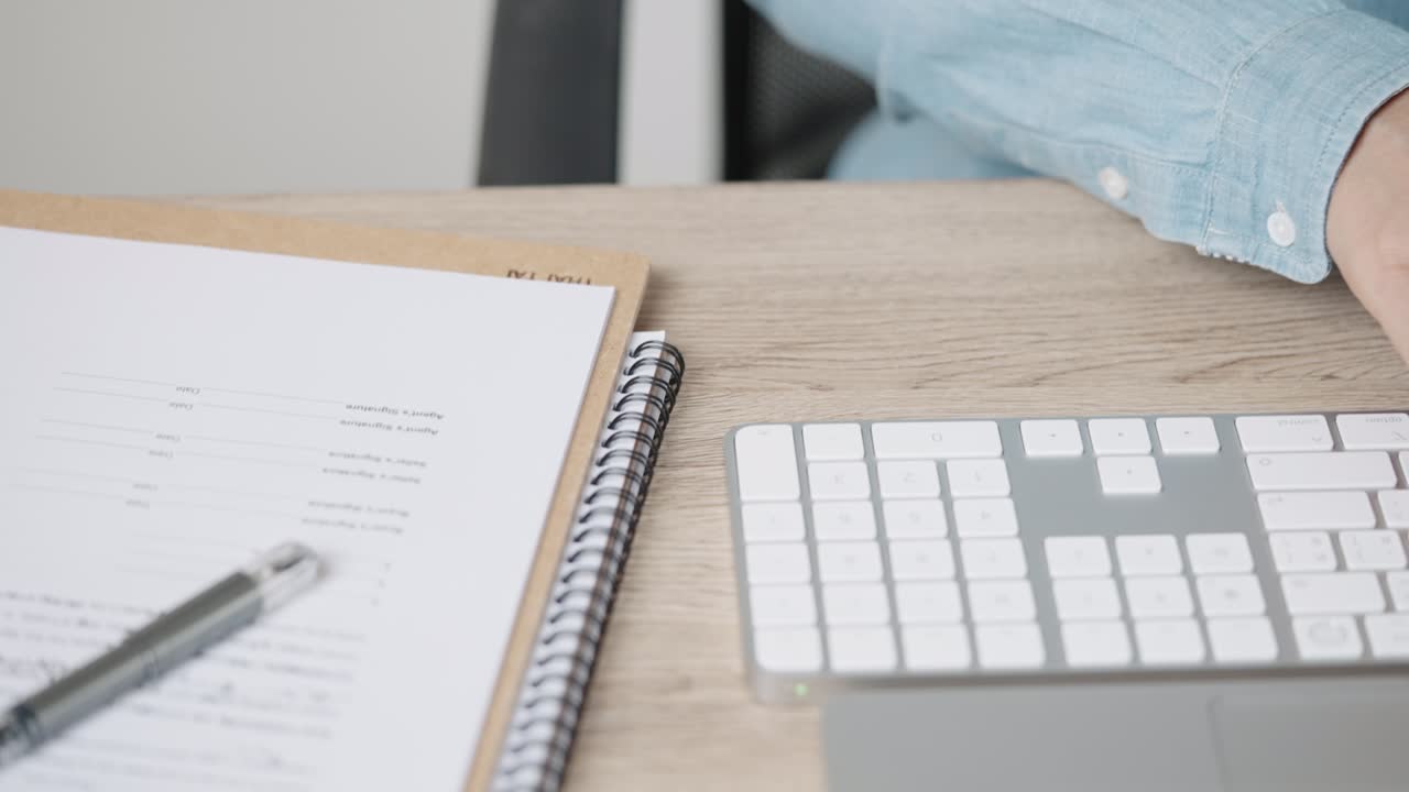 mano de cerca de una mujer de negocios escribiendo teclado computadora de escritorio en la oficina de escritorio
