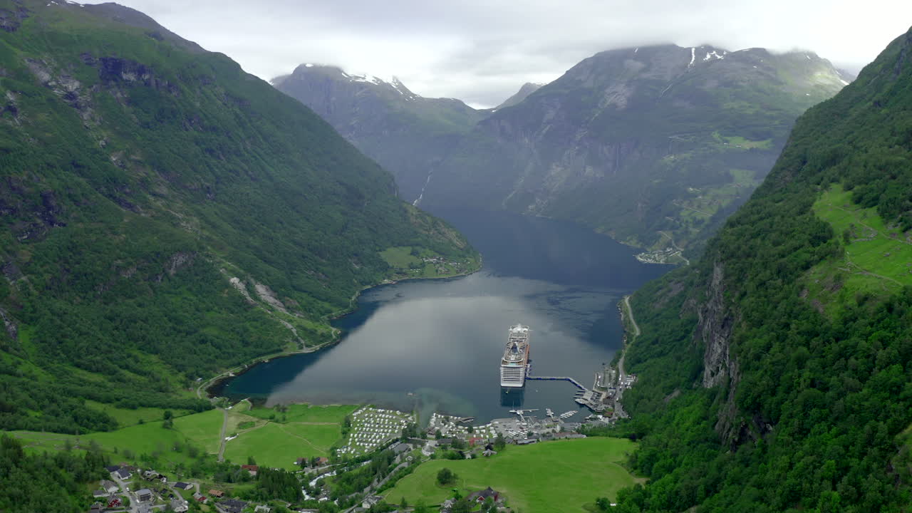 dasnibba 산에서 도시로 드론 비행