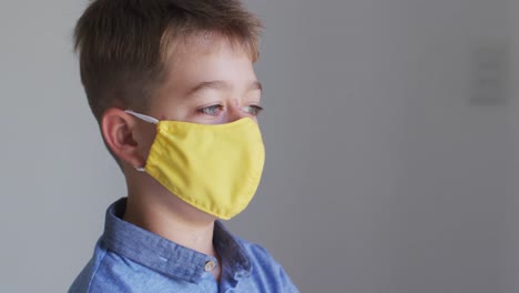 retrato de un niño caucásico con una máscara amarilla