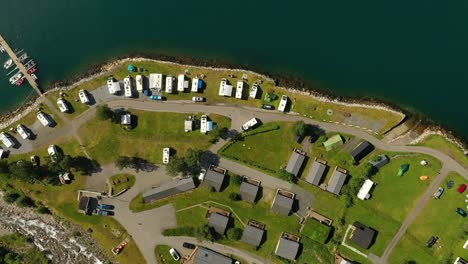 hermosa naturaleza de noruega vista aérea del campamento para relajarse.