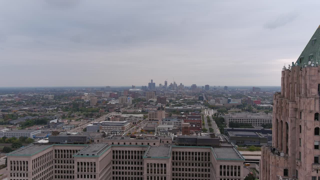 Ripresa aerea introduttiva con drone dell'area di New Center a Detroit, Michigan.