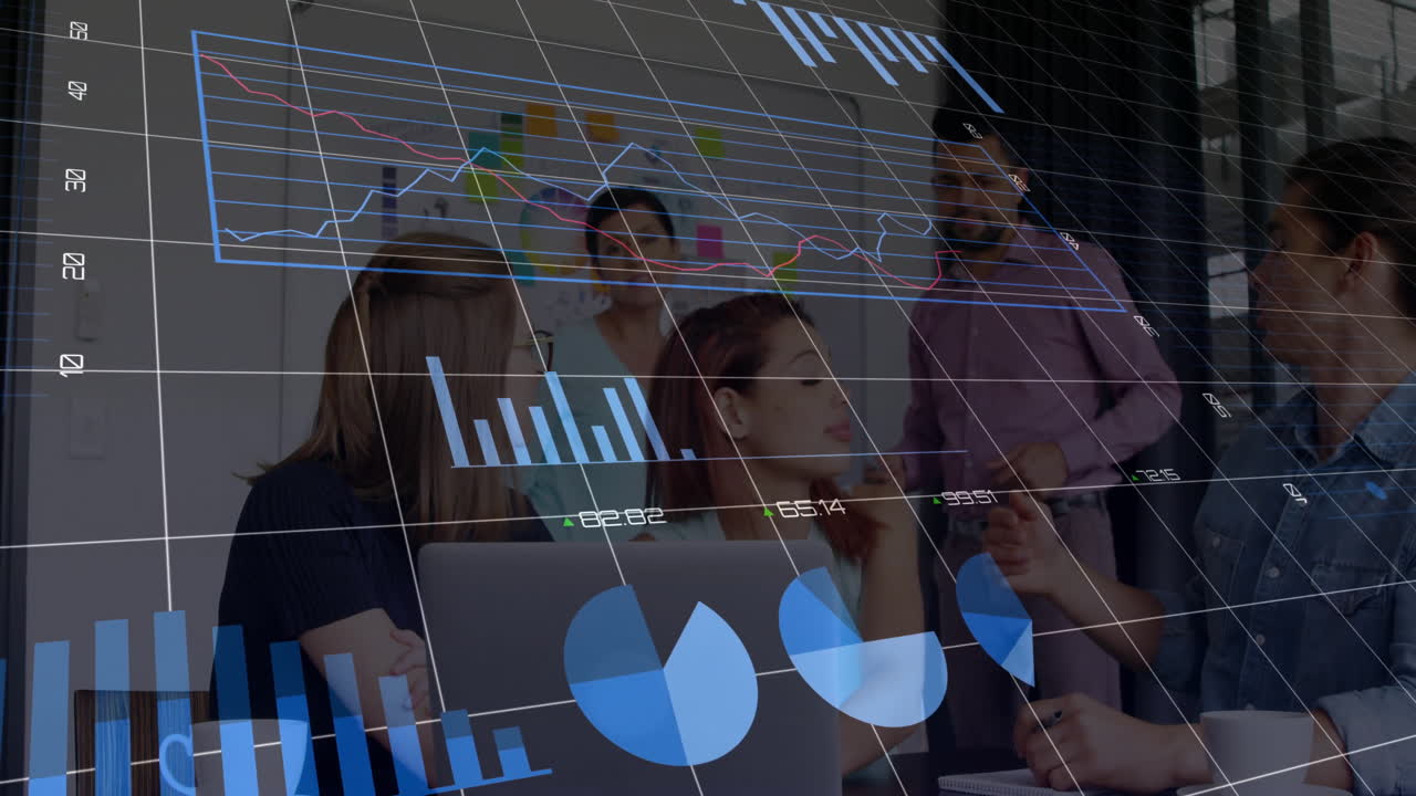 animación del procesamiento de datos financieros sobre diversos colegas que discuten el trabajo en la oficina