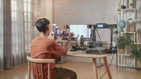estudiante trabajando en un modelo impreso en 3d