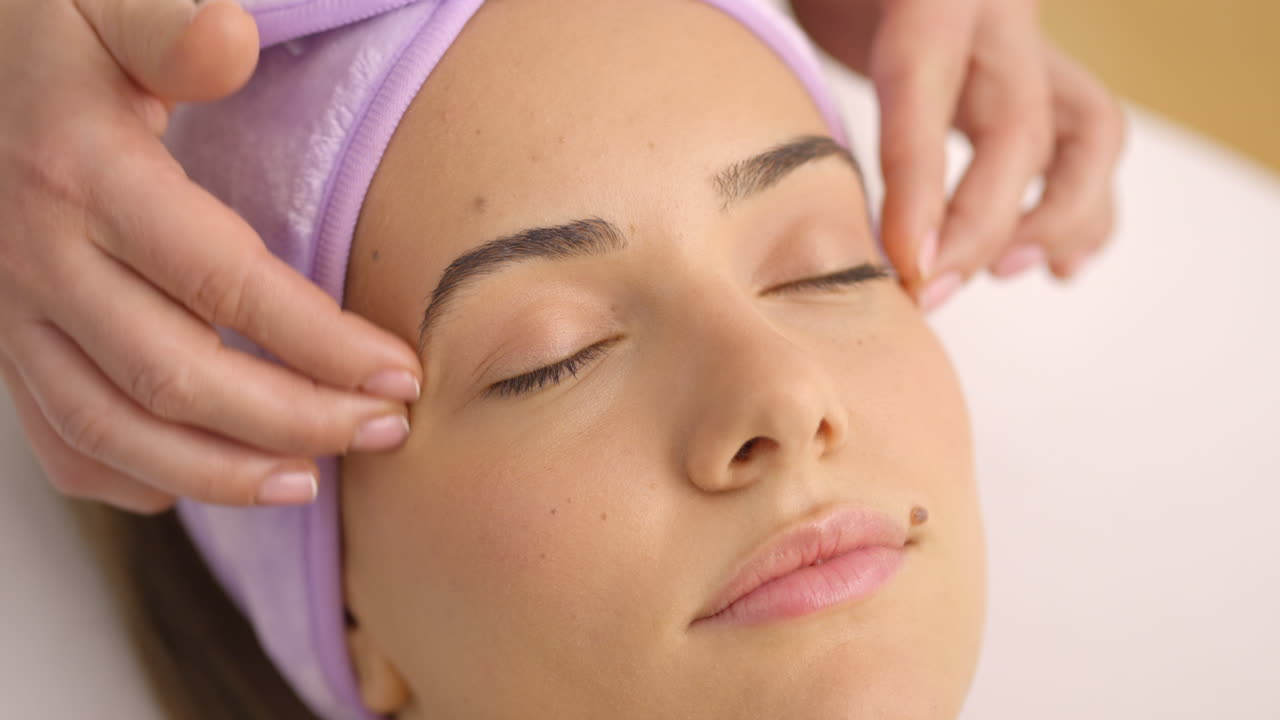 Eine Frau erhält eine Gesichtsmassage