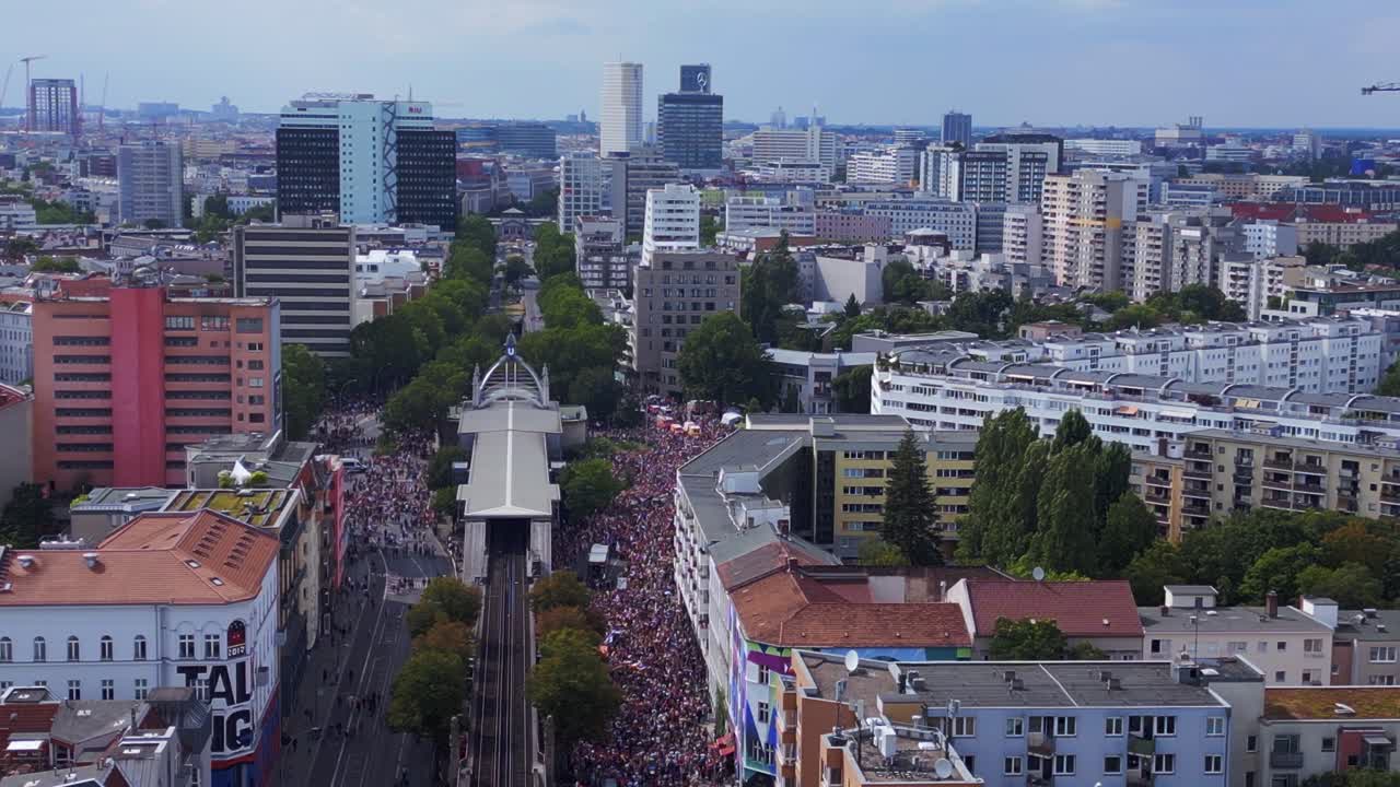 놀라운 항공 탑 뷰 비행 csd 프라이드 러브 퍼레이드 2023 시 베를린 독일 여름날